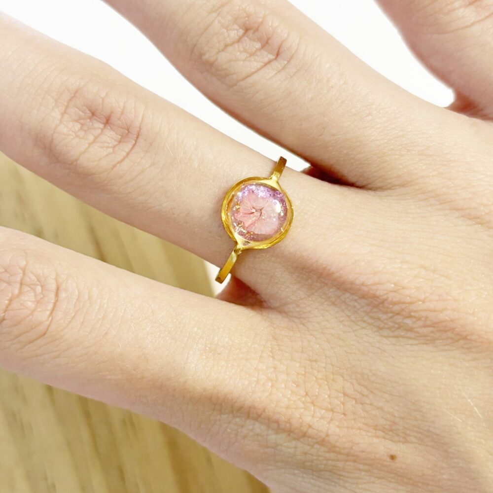 Anillo resina redondo flor