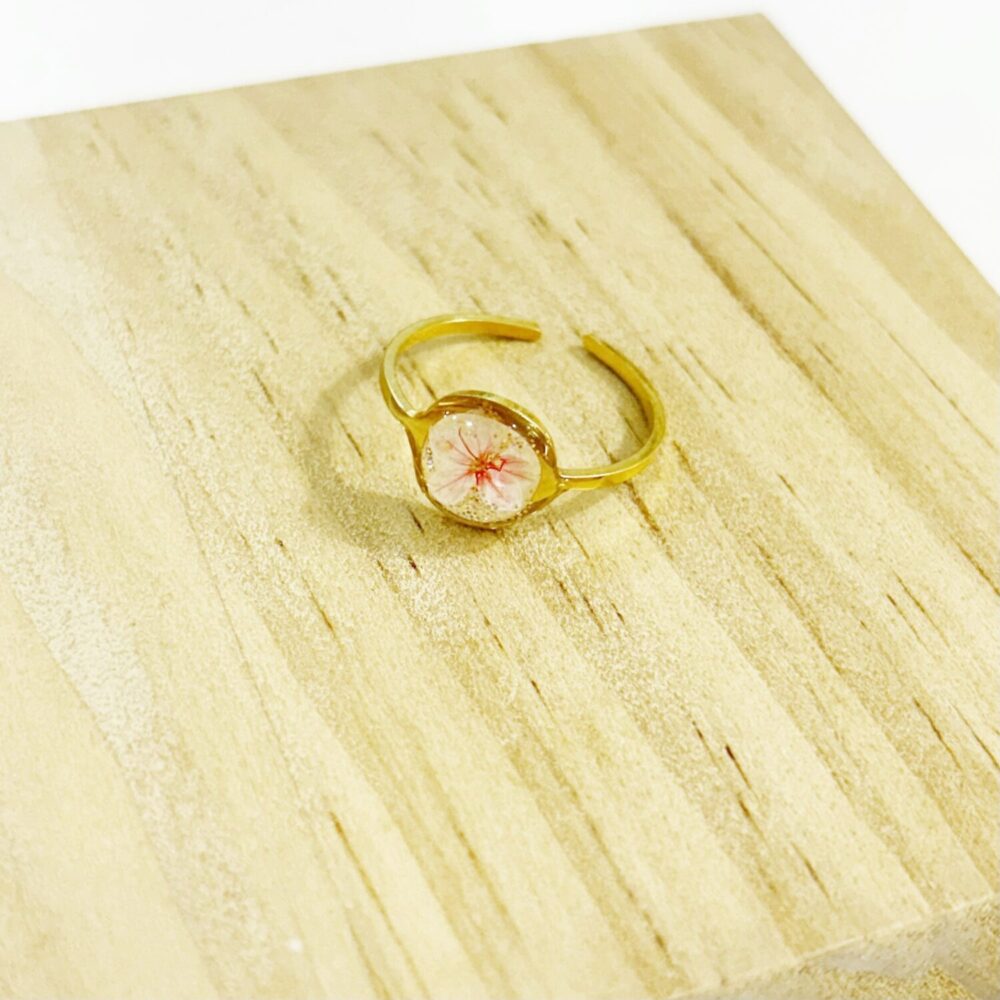Anillo resina redondo flor - Imagen 3
