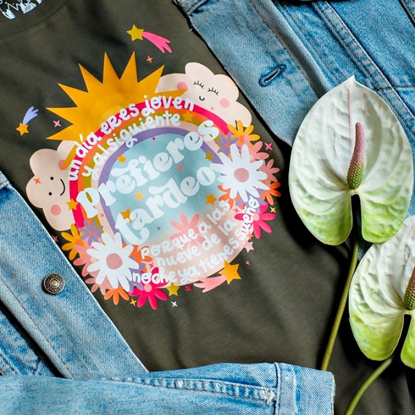 Camiseta Un día eres joven y al siguiente prefieres "tardeo" porque a las nueve ya tienes sueño