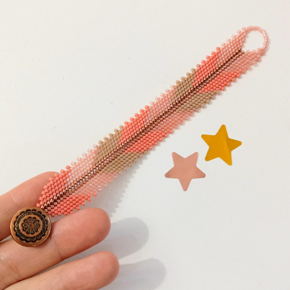 Alternative view of Brazalete flecha delica Miyuki (coral)