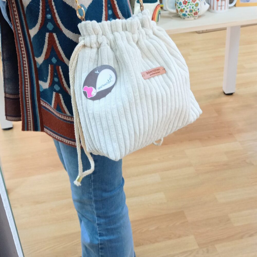 Alternative view of Bombonera pana (blanco)