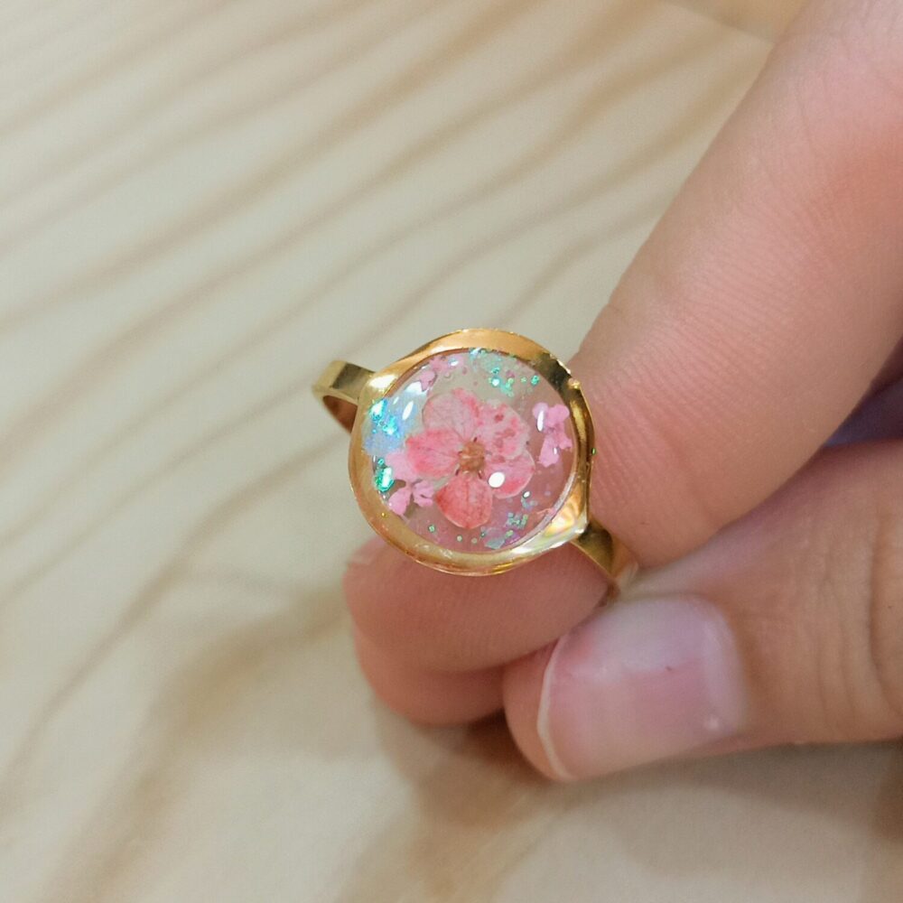 Anillo resina circular flores