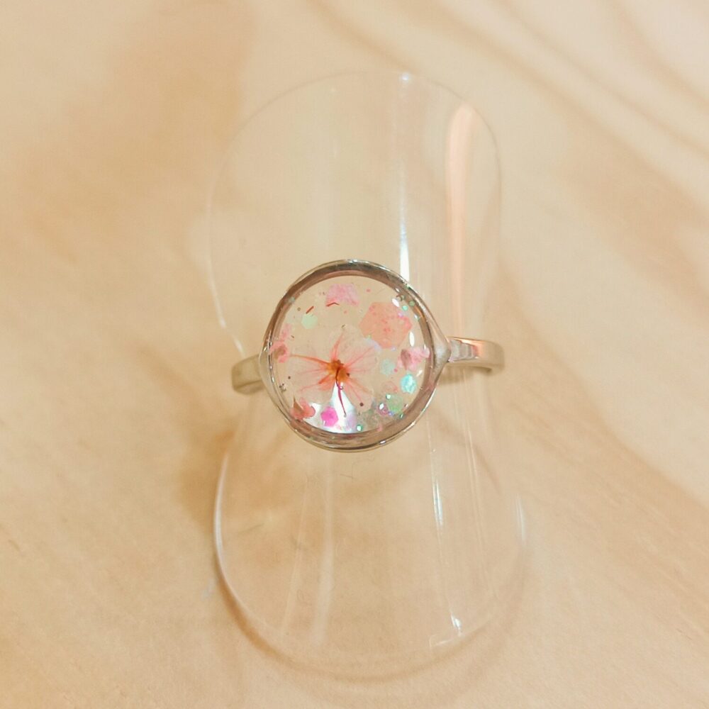 Anillo resina circular flores (trasp)