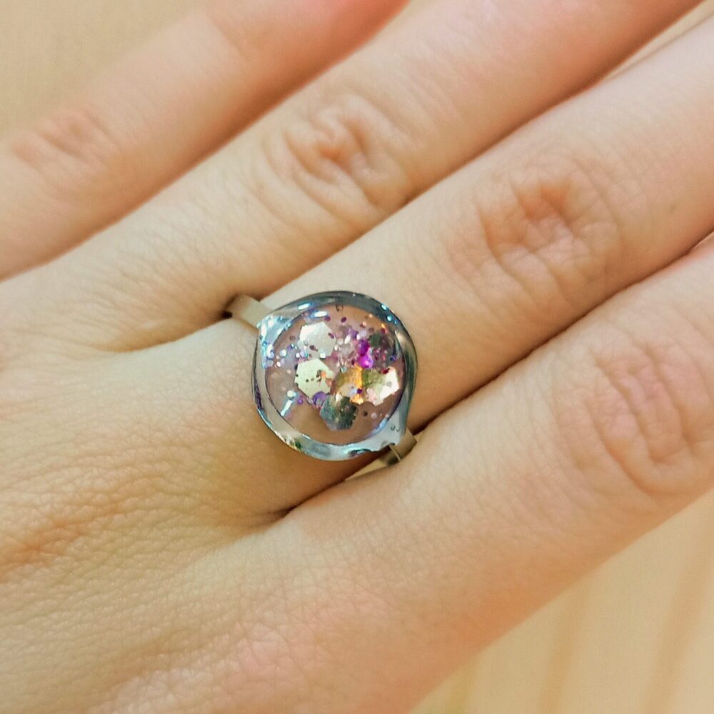 Anillo resina circular confeti plateado lila