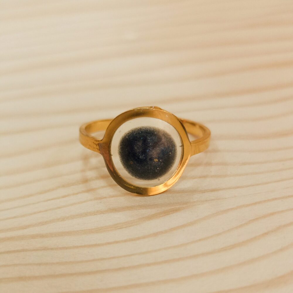 Alternative view of Anillo resina circular luna