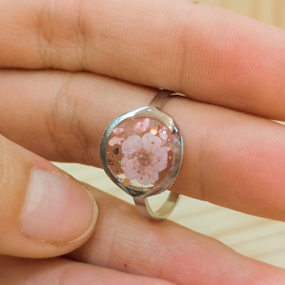 Anillo resina circular flor cerezo