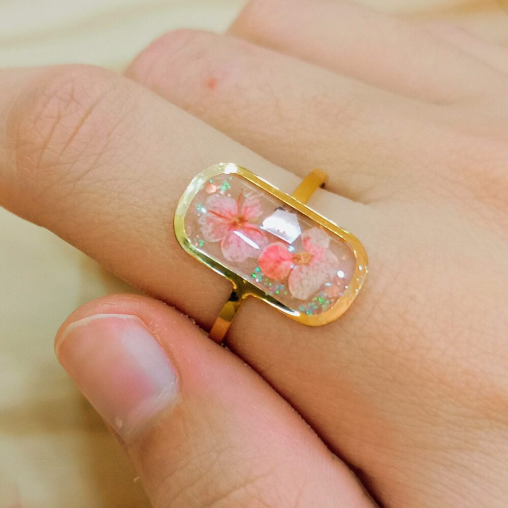 Anillo resina rectangular flores