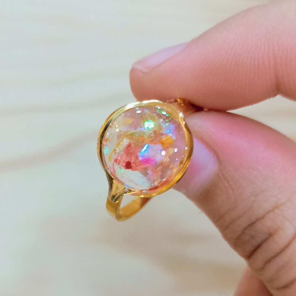 Anillo resina circular flores