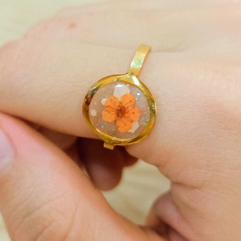 Anillo resina circular flor naranja