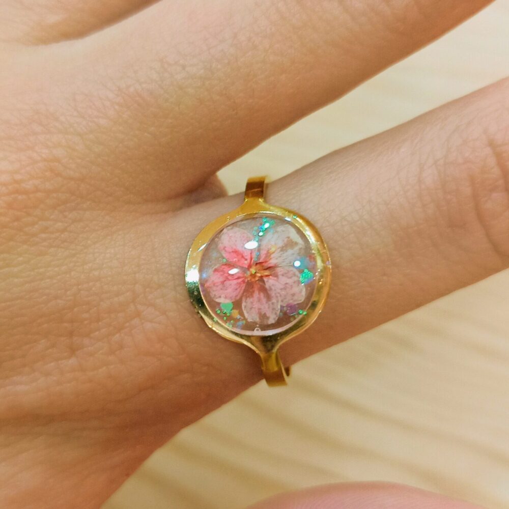 Anillo resina circular flor cerezo