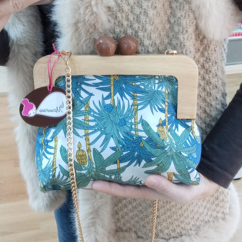 Alternative view of Bolso hebilla madera Costa Rica (palmeras)