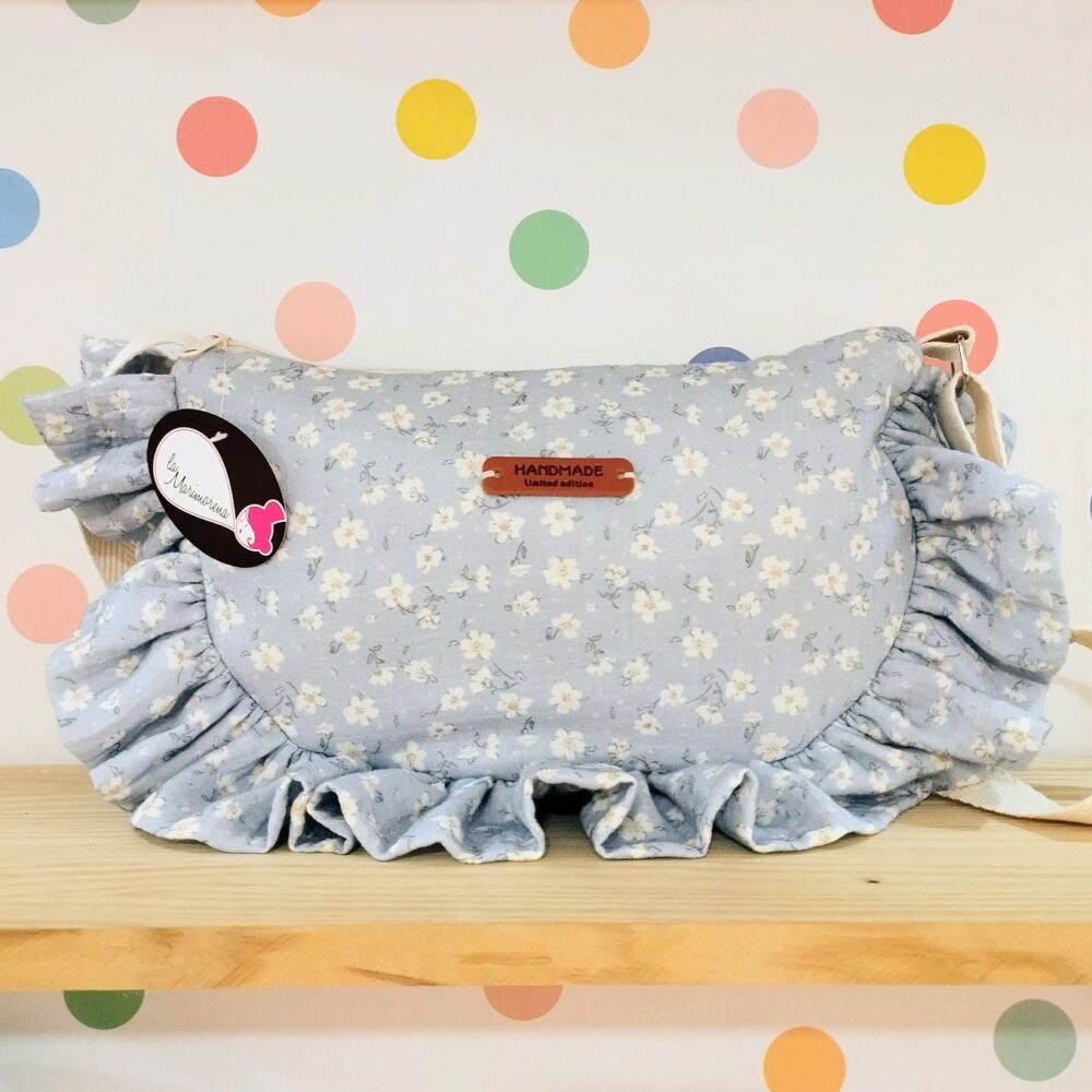 Bolso media luna volantes (flores celeste)
