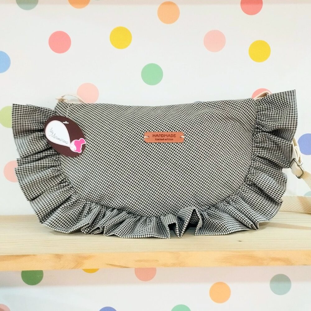 Bolso media luna volantes (cuadritos blanco y negro)