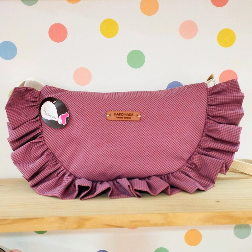 Bolso media luna volantes (cuadritos rojo y gris)