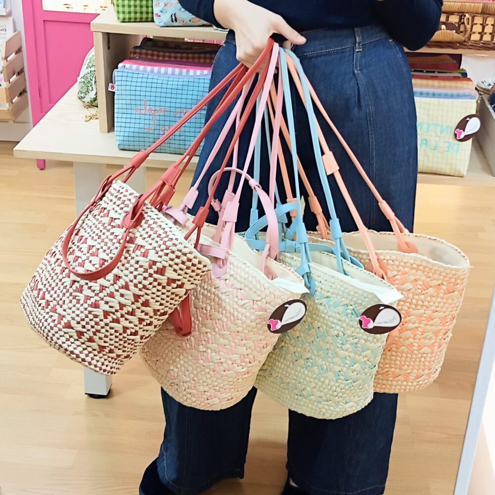 Alternative view of Bolso capazo (rosa)