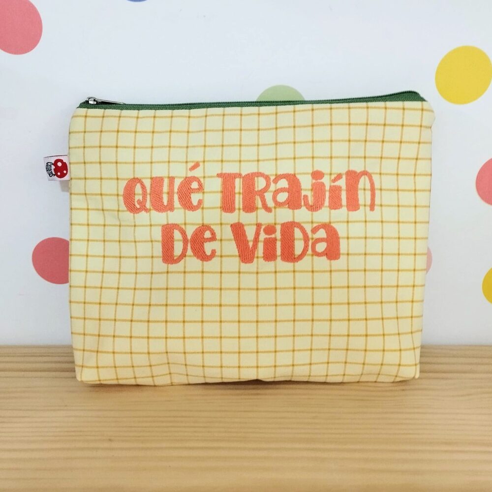 Alternative view of Monedero o Neceser "Qué trajín de vida" (amarillo)