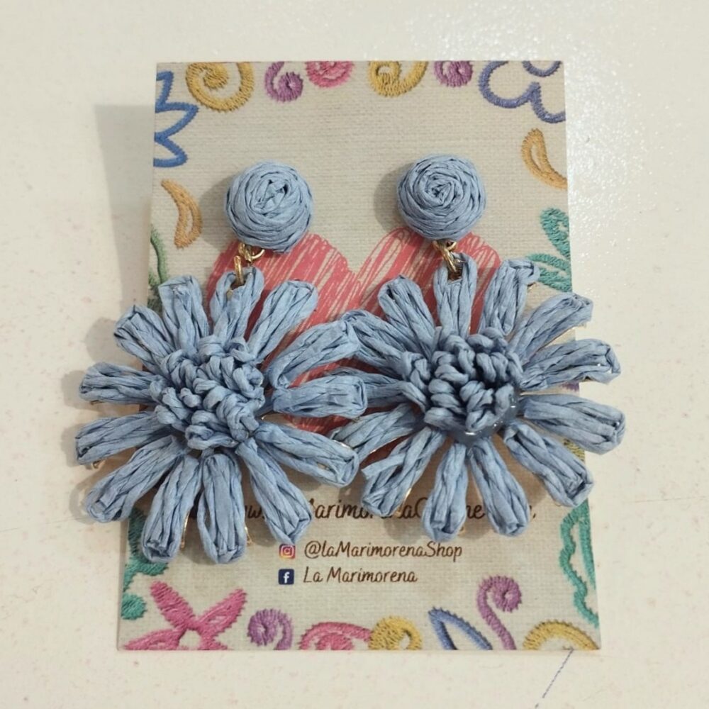 Alternative view of Pendientes flor lila