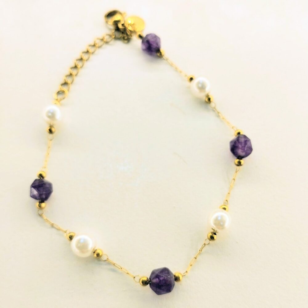 Alternative view of Pulsera bolitas moradas y perlas