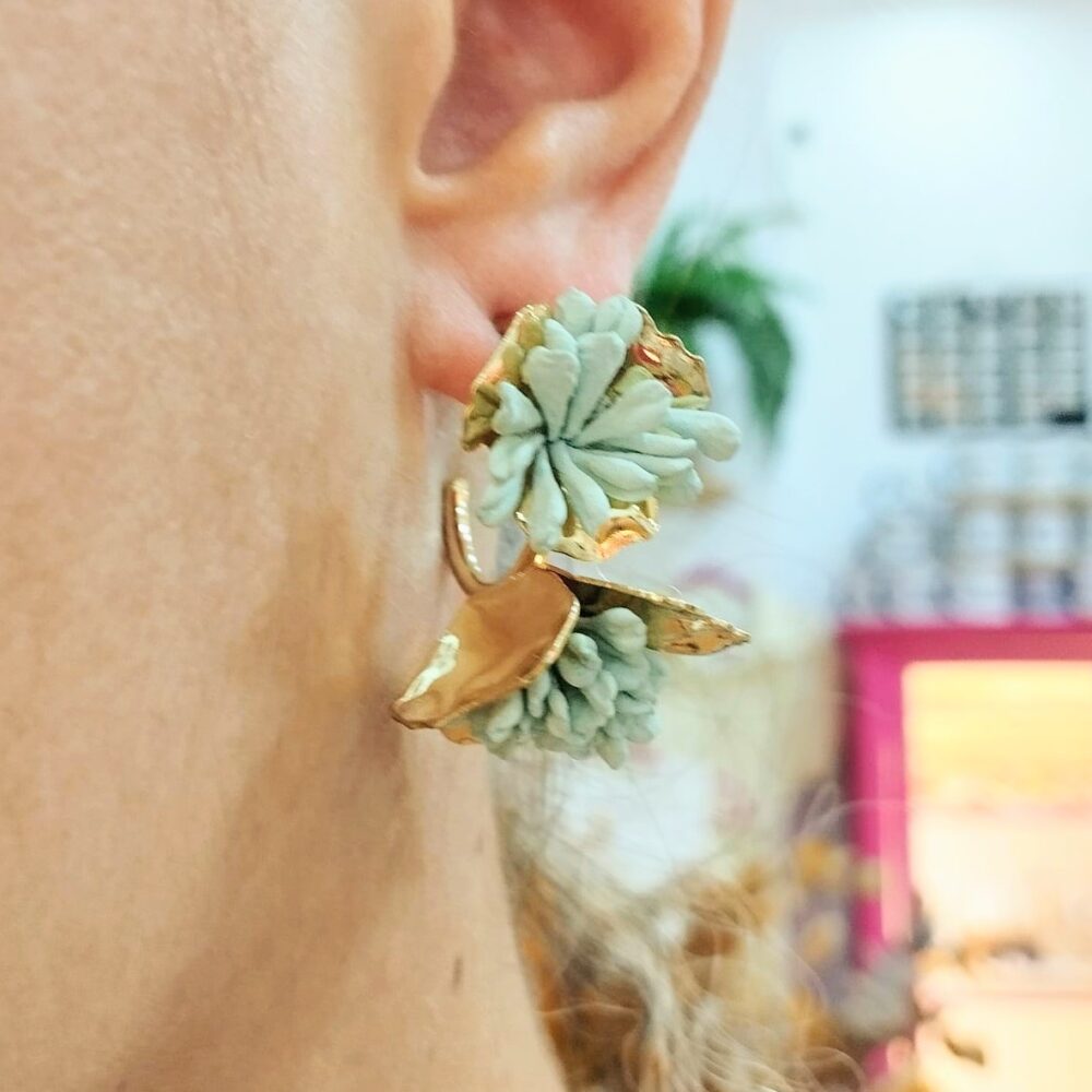 Pendientes flor doble verde empolvado