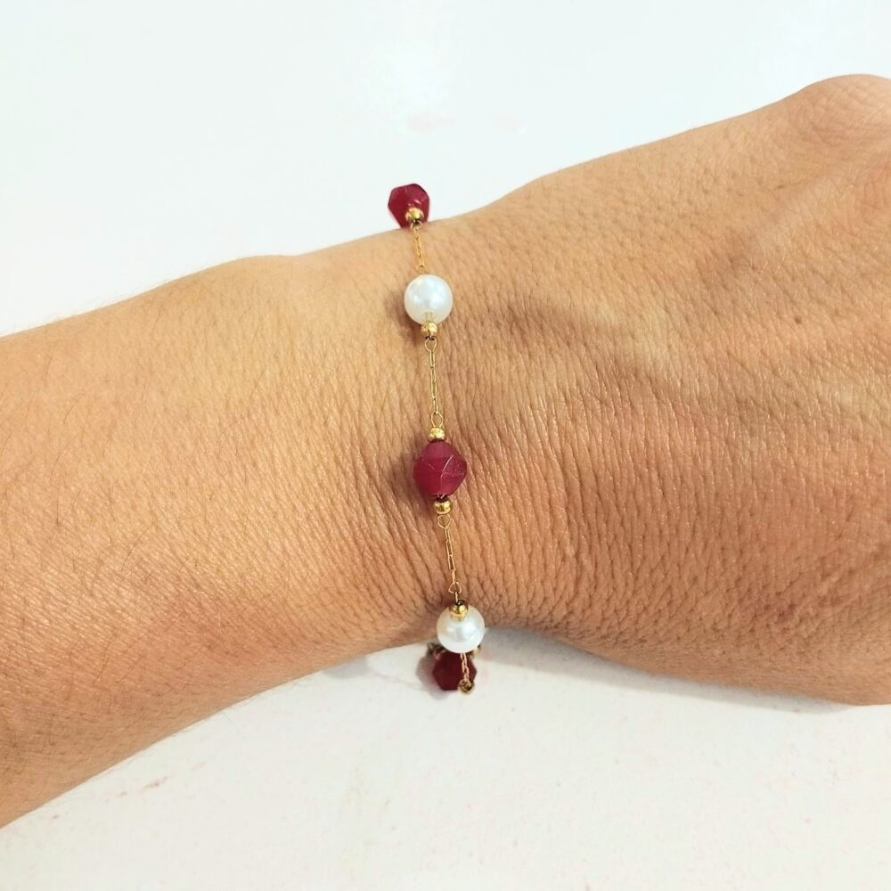 Pulsera bolitas rojas y perlas