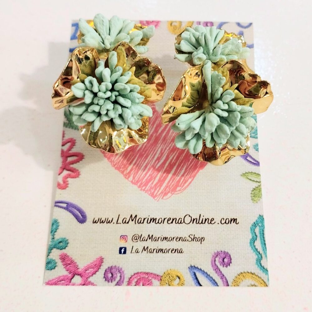 Alternative view of Pendientes flor doble verde empolvado