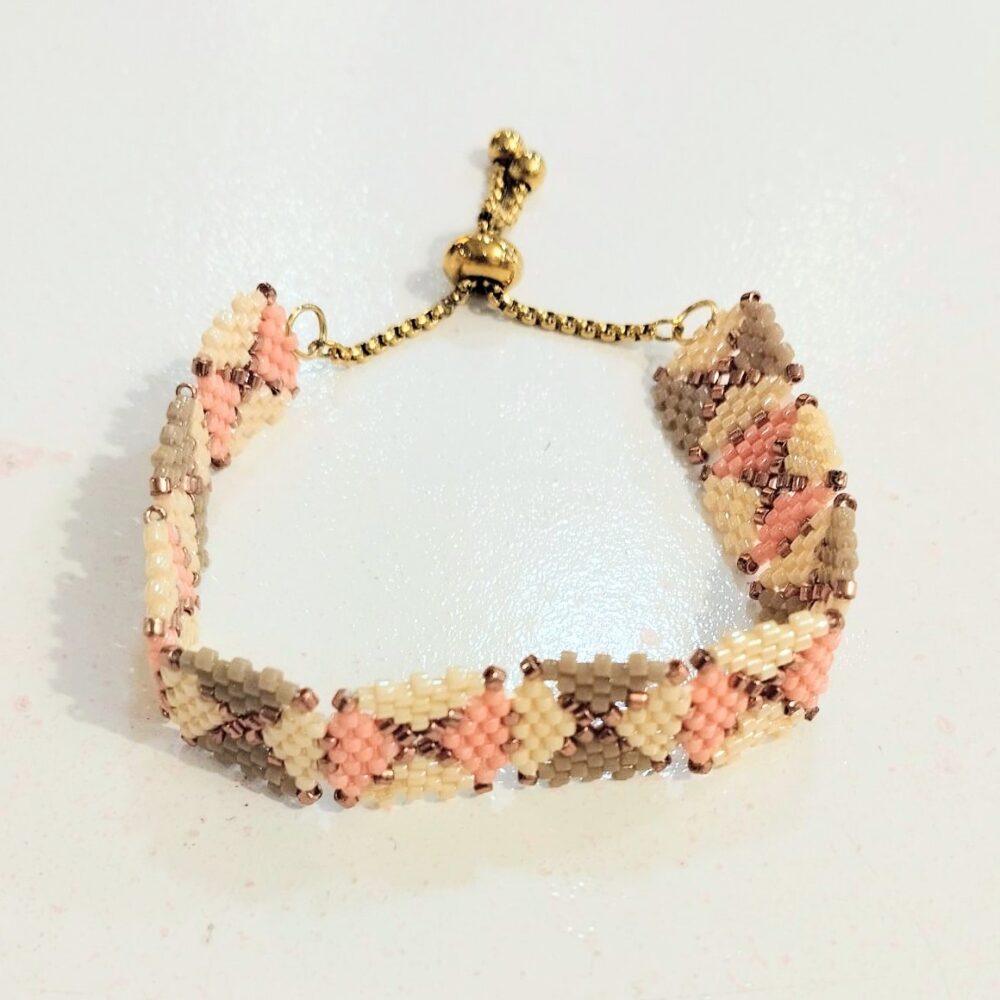 Alternative view of Pulsera cuadritos ajustable delica Miyuki (rosa)