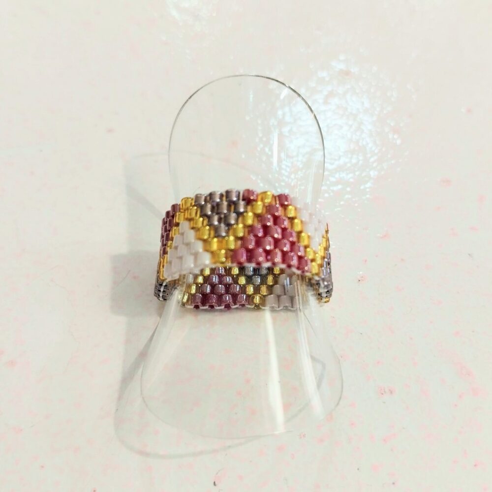 Anillo triángulos delica Miyuki (rosa/morado)