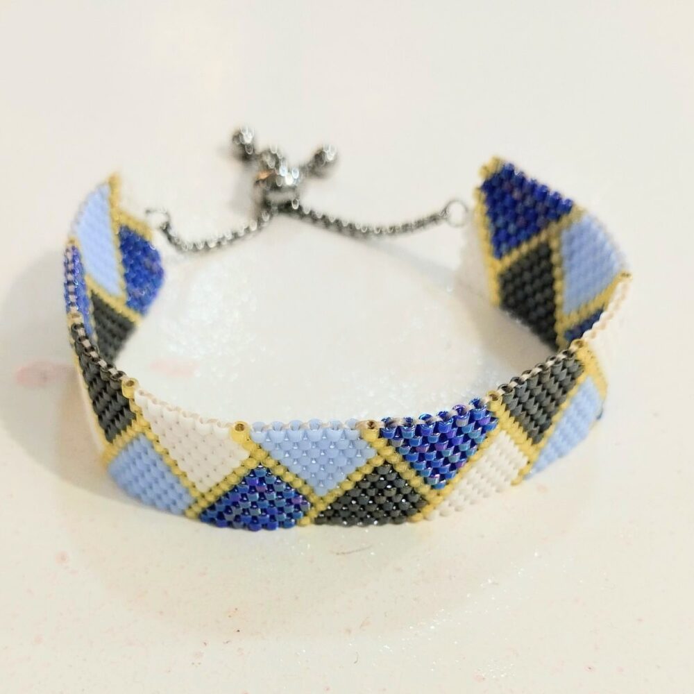 Alternative view of Brazalete triángulos ajustable delica Miyuki