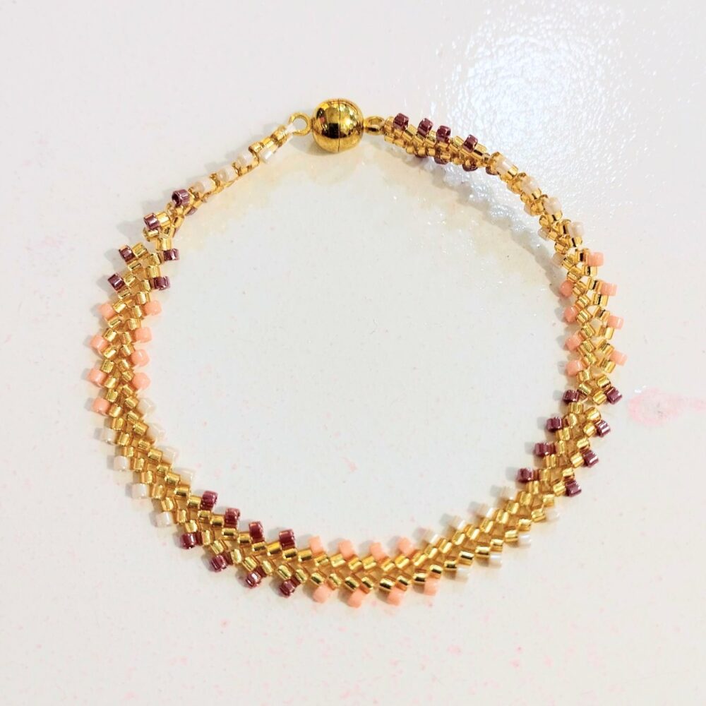 Alternative view of Pulsera ajustable espiga delica Miyuki (morado/salmón)