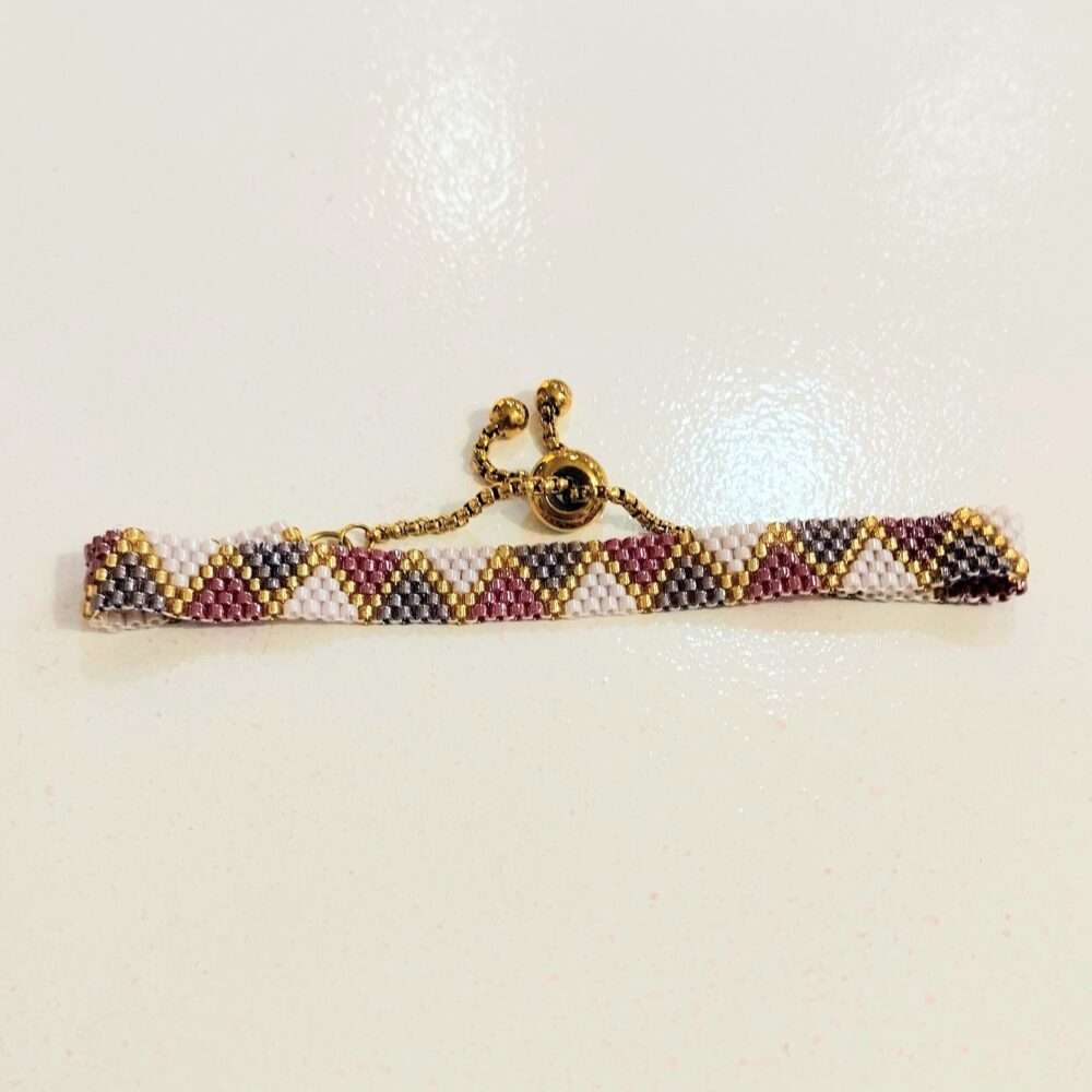 Alternative view of Pulsera ajustable triángulos delica Miyuki (rosa/morado)