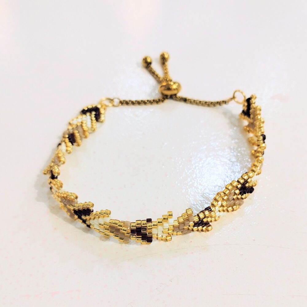 Alternative view of Pulsera ajustable flechitas delica Miyuki