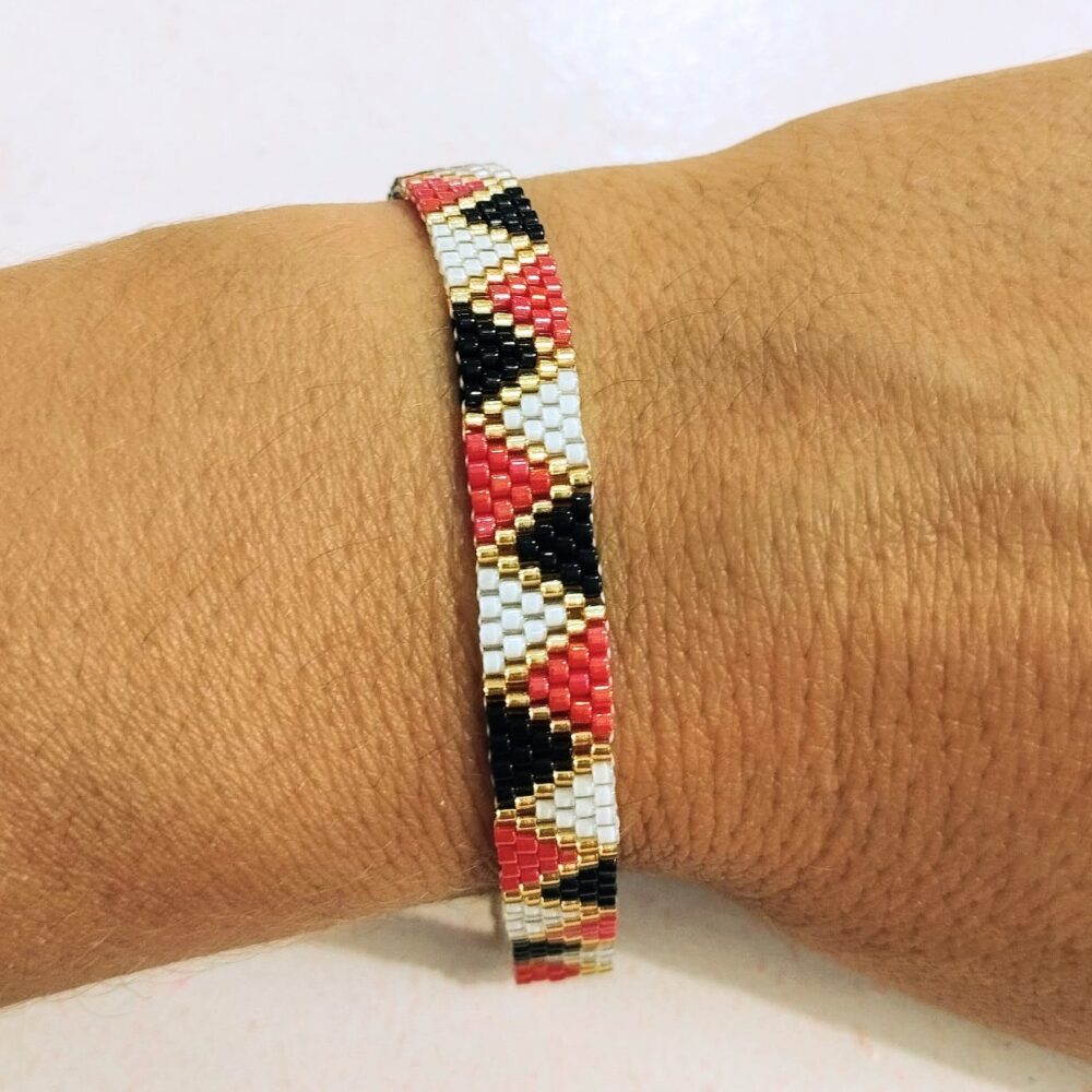 Pulsera ajustable triángulos delica Miyuki (rojo/negro)