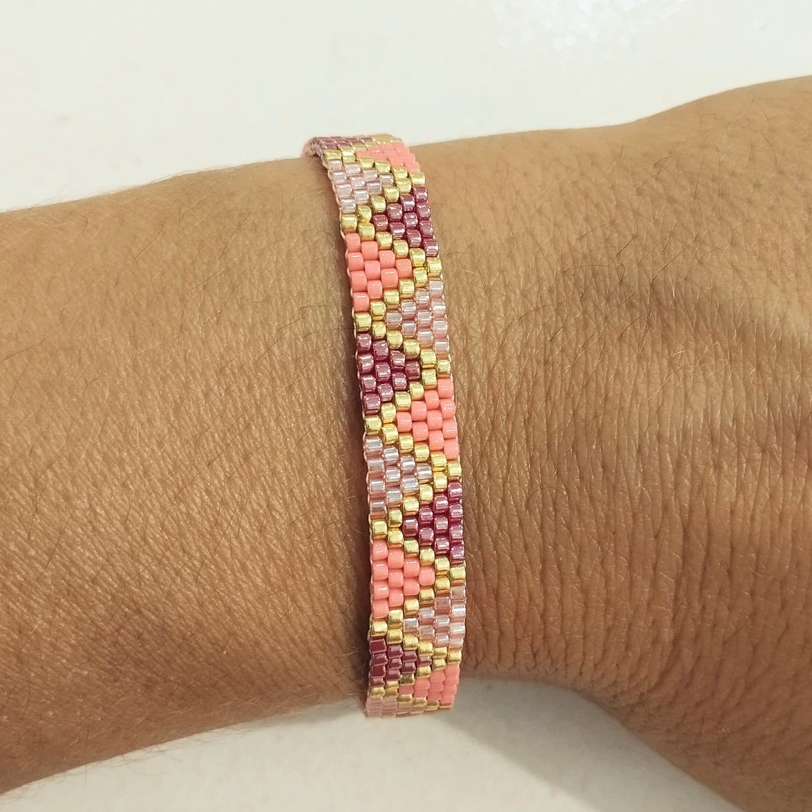 Pulsera ajustable triángulos delica Miyuki (borgoña/salmón)
