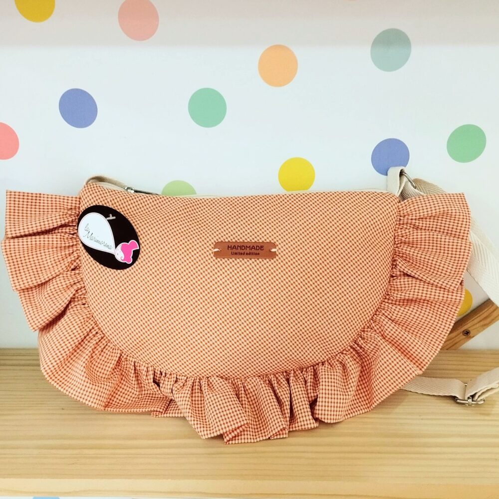 Alternative view of Bolso media luna volantes (cuadritos naranja y blanco)