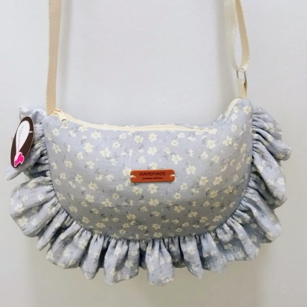 Bolso media luna volantes (flores celeste)