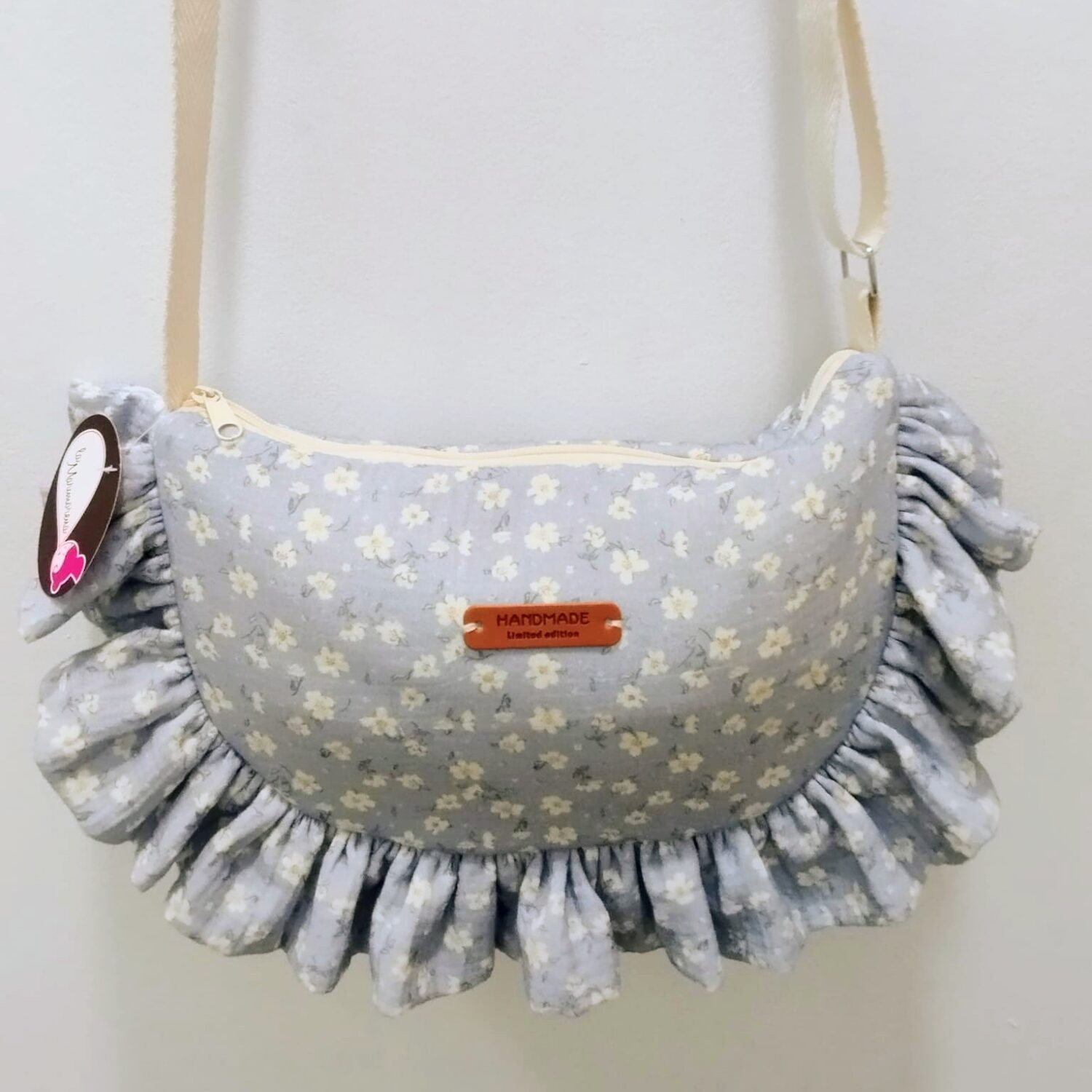 Bolso media luna volantes (flores celeste)