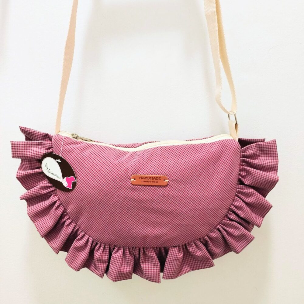 Bolso media luna volantes (cuadritos rojo y gris)