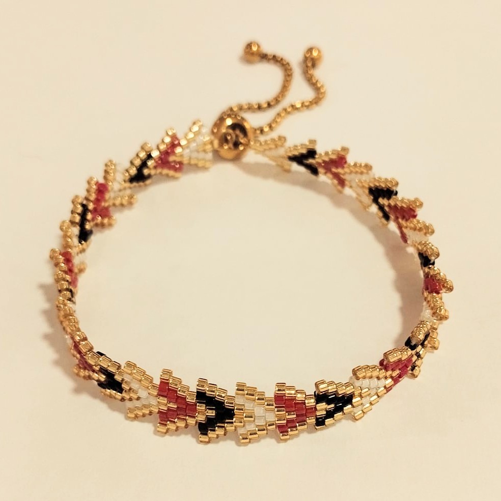 Alternative view of Pulsera ajustable flechitas delica Miyuki (rojo/negro)