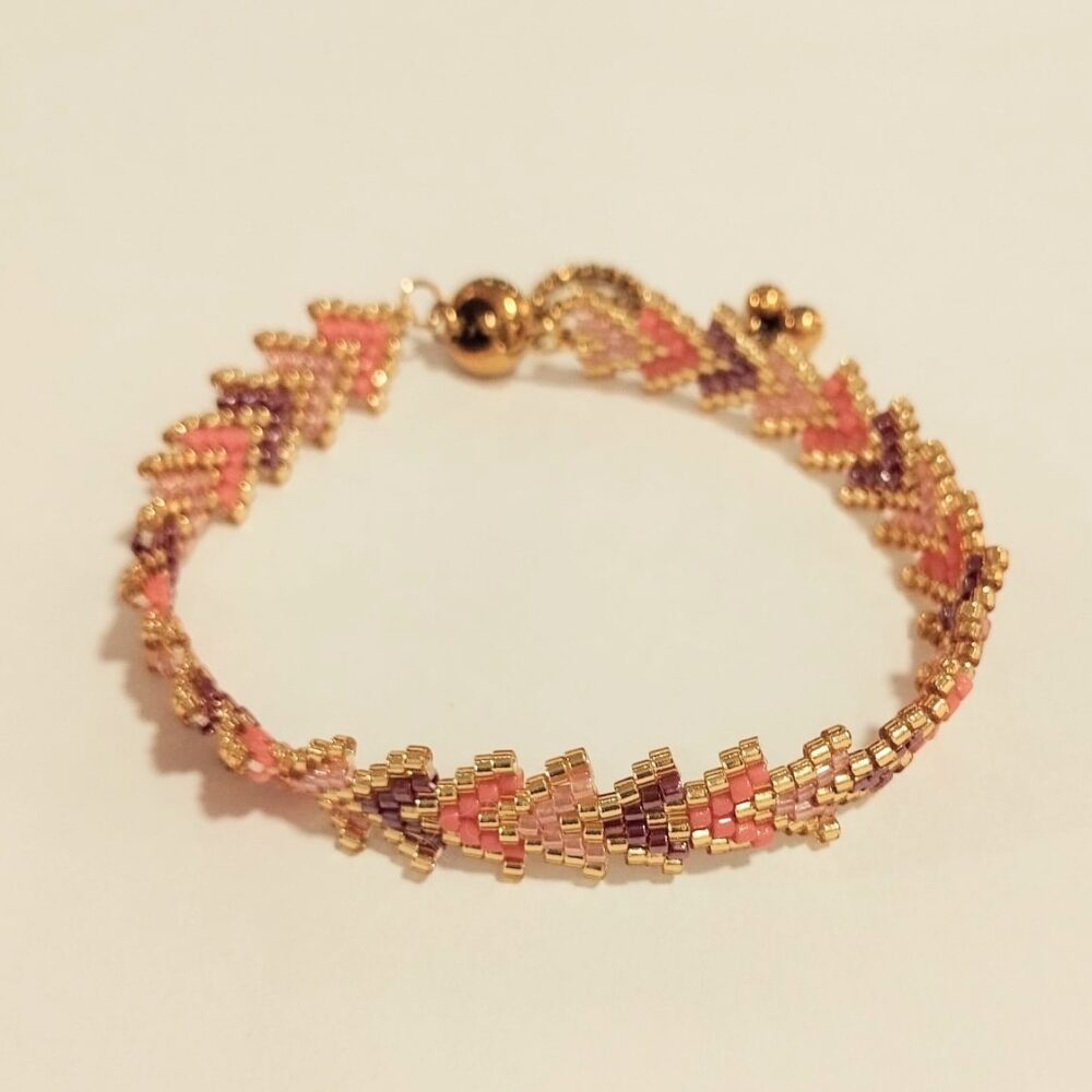 Alternative view of Pulsera ajustable flechitas delica Miyuki (borgoña/salmón)