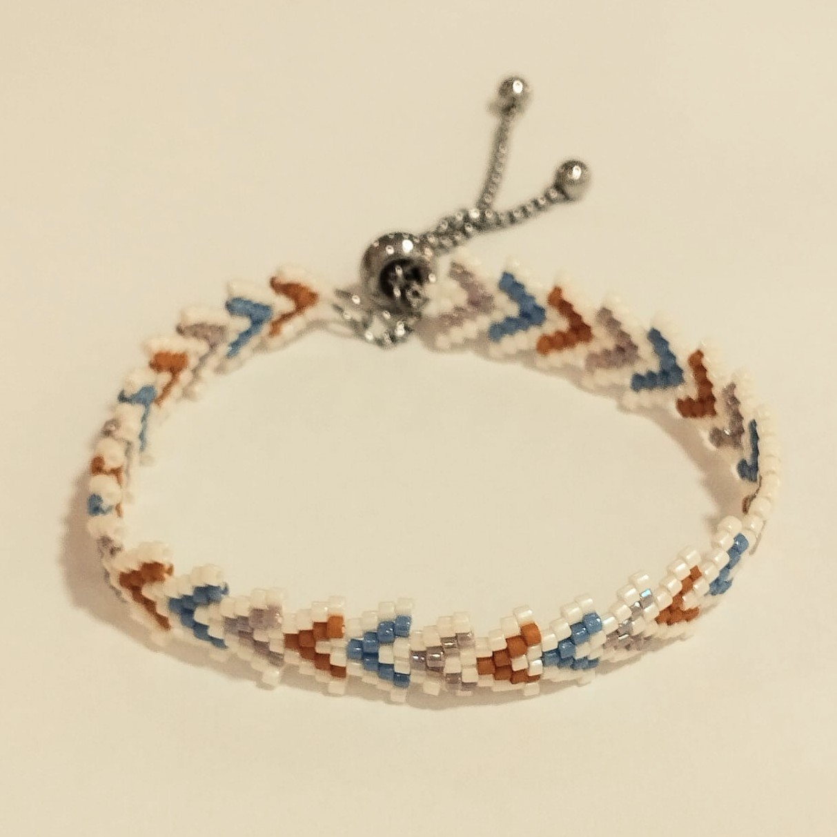 Pulsera ajustable flechitas delica Miyuki (azul/mostaza) - Imagen 2