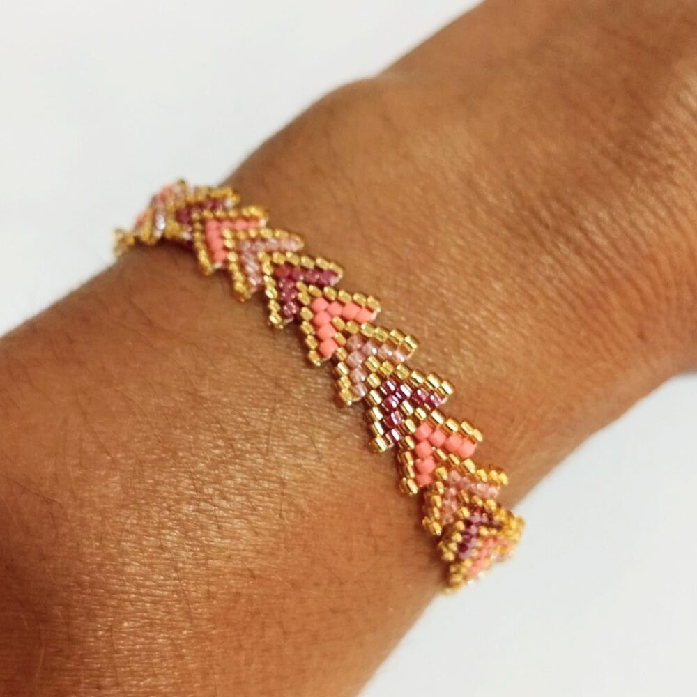 Pulsera ajustable flechitas delica Miyuki (borgoña/salmón)