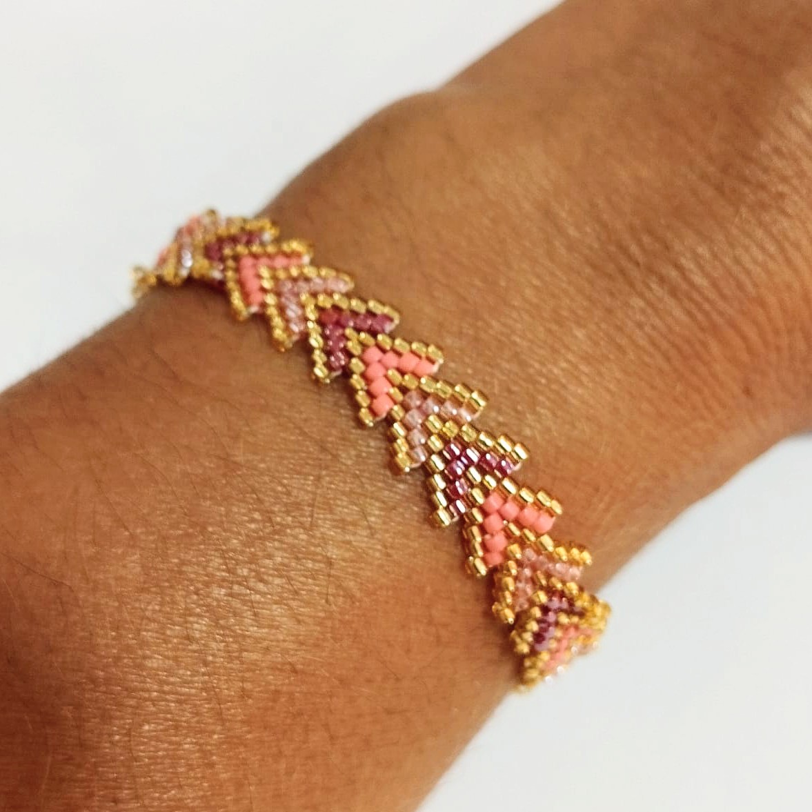 Pulsera ajustable flechitas delica Miyuki (borgoña/salmón)