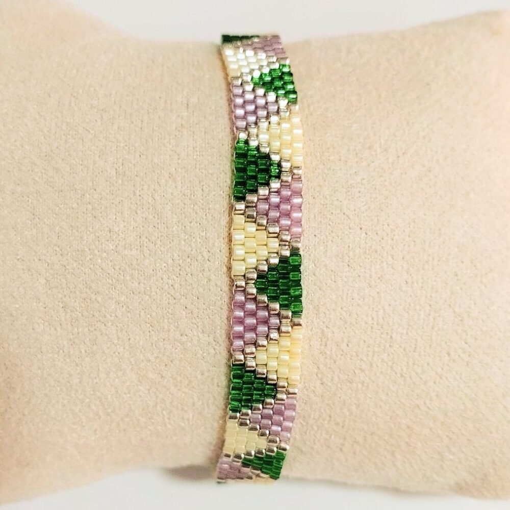 Alternative view of Pulsera ajustable triángulos delica Miyuki (verde/lila)