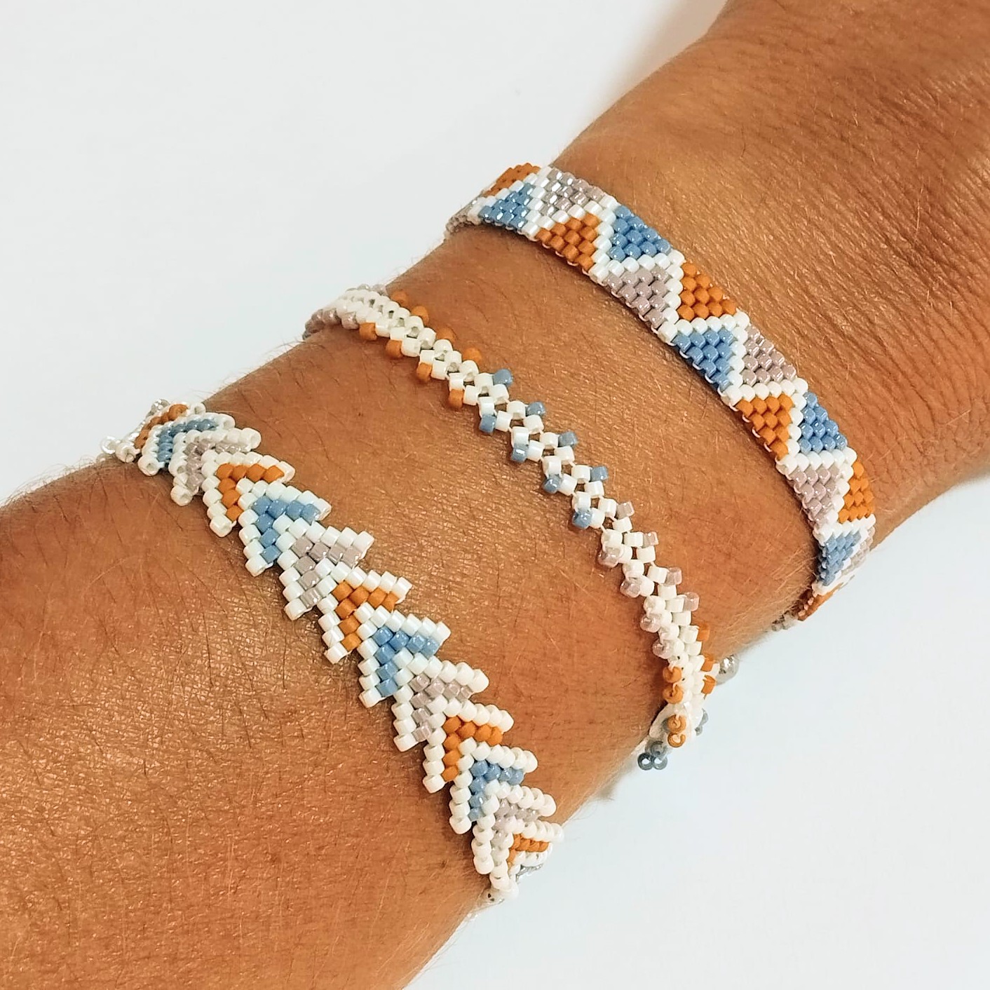 Pulsera ajustable flechitas delica Miyuki (azul/mostaza) - Imagen 3