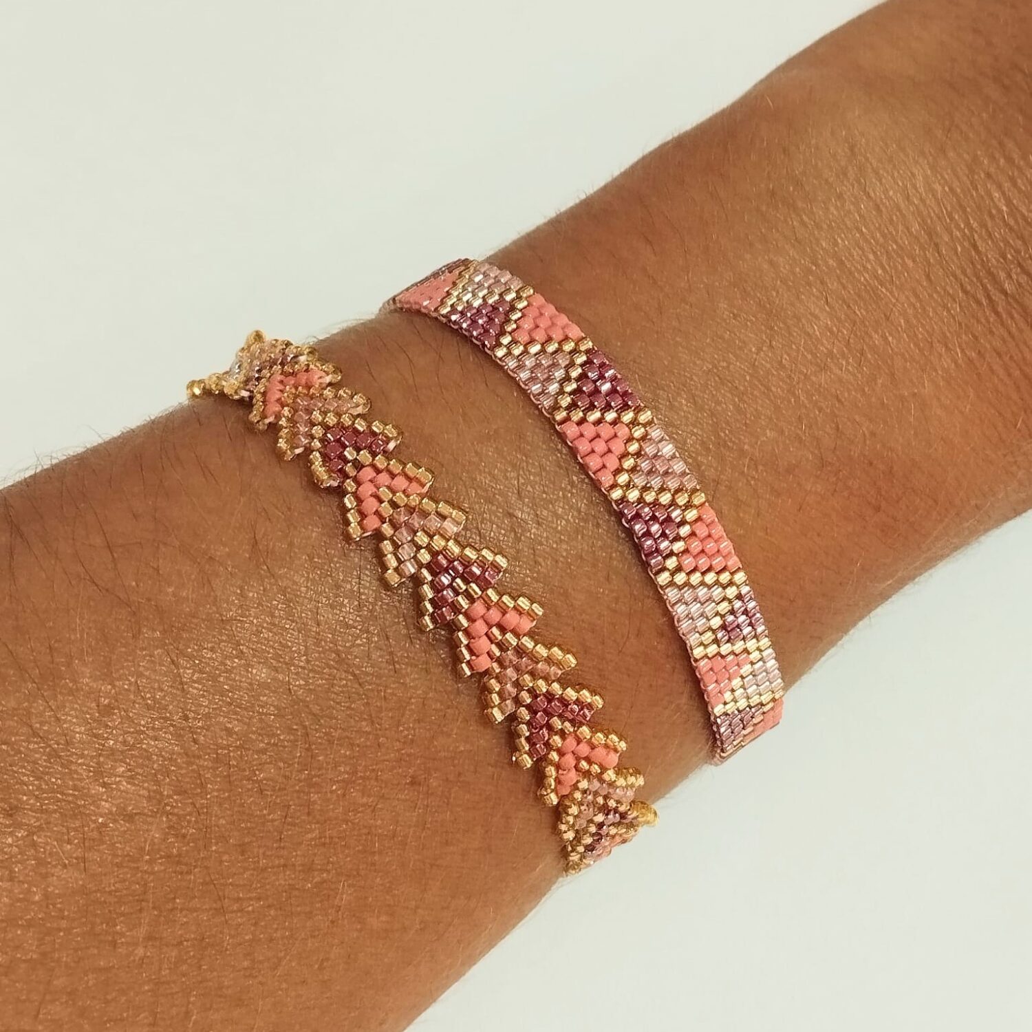 Pulsera ajustable flechitas delica Miyuki (borgoña/salmón) - Imagen 3