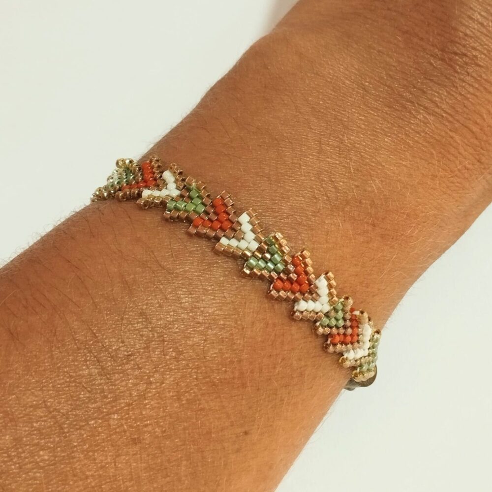Pulsera ajustable flechitas delica Miyuki (mostaza/verde)