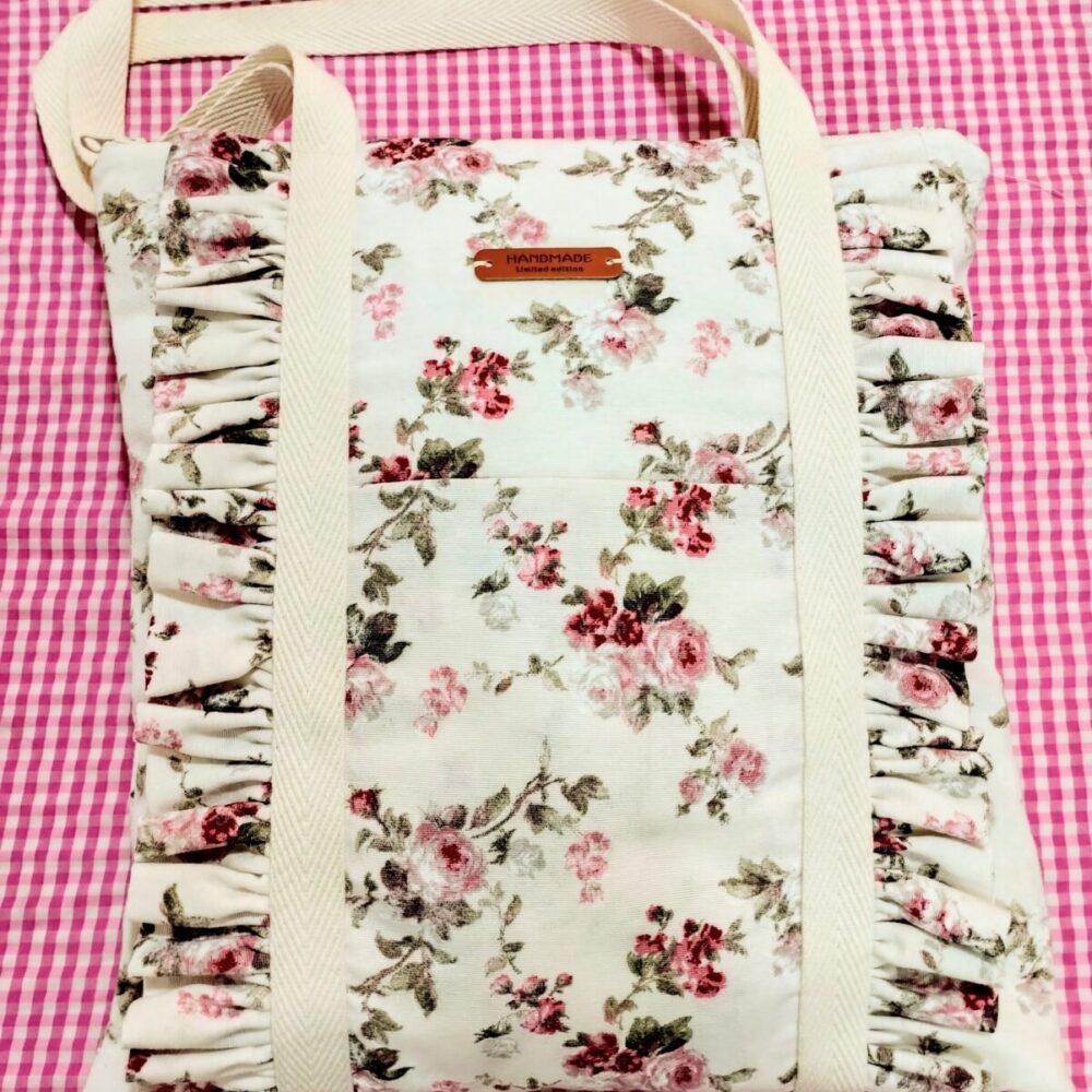 Alternative view of Bolso tela estampado volantes (flores rosas)