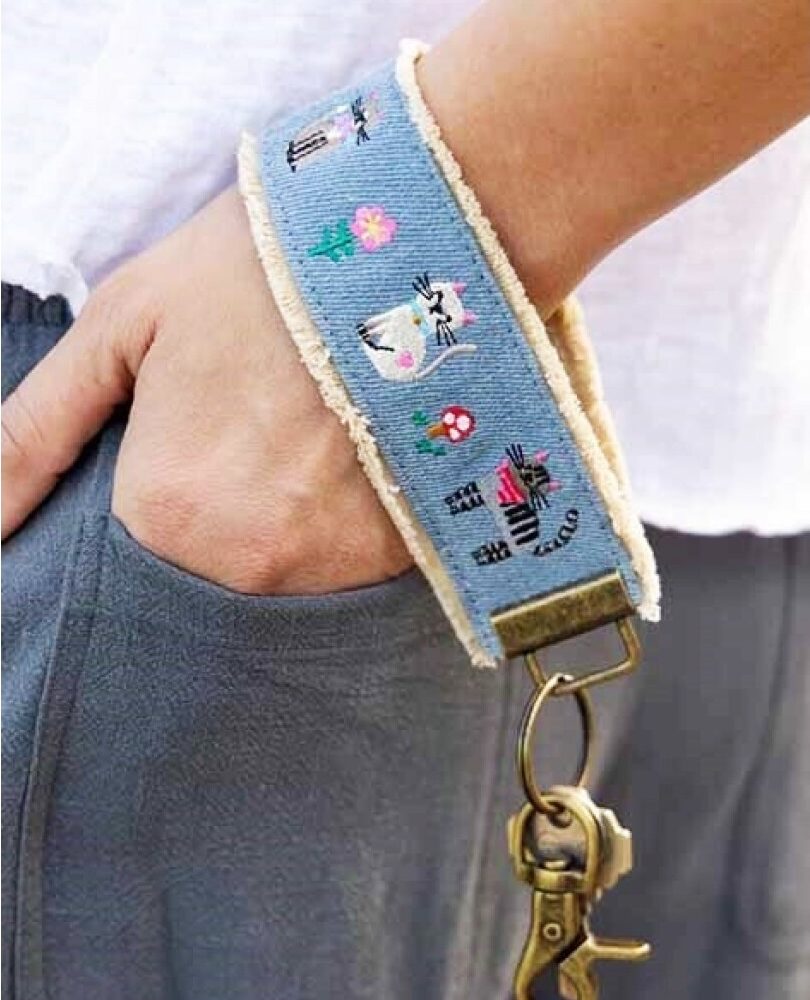 Alternative view of Llavero bordado denim Gato