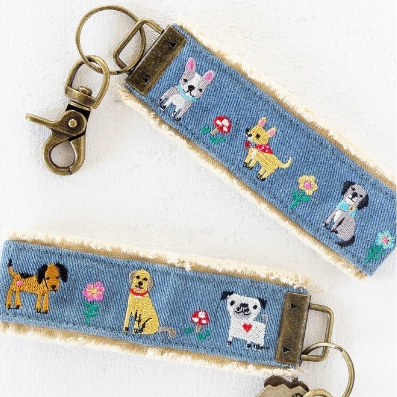 Llavero bordado denim Perro