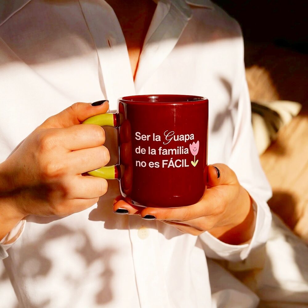 Taza "Ser la guapa de la familia no es fácil"